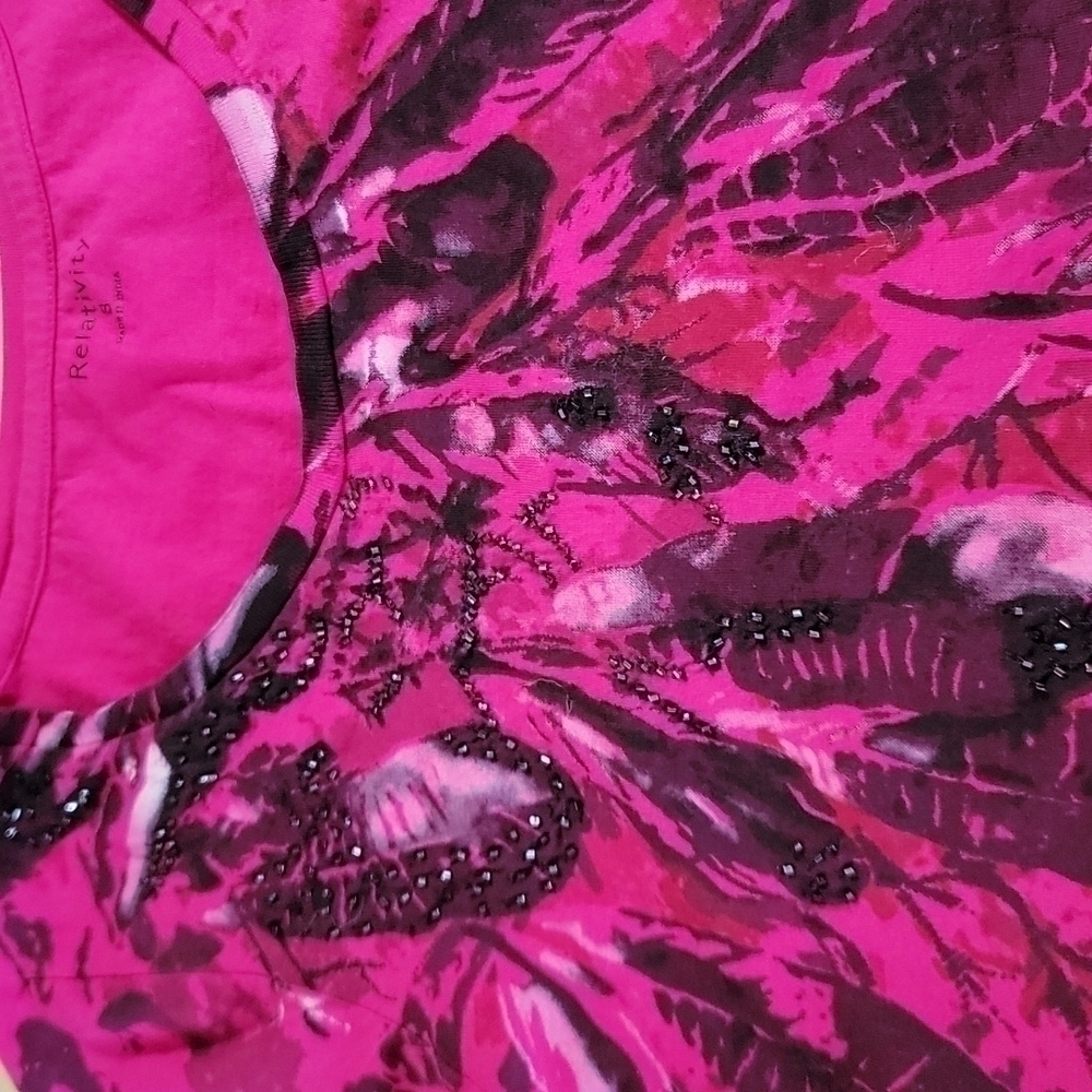 NWOT 𝅺Pink Feather Graphic Design Relativity Top - Picture 2 of 2